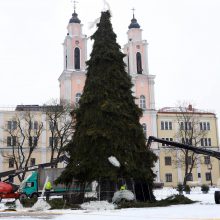 Kaunas atsisveikina su kalėdine eglute: pradėti nupuošimo darbai