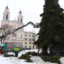 Kaunas atsisveikina su kalėdine eglute: pradėti nupuošimo darbai