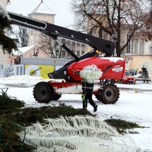 Kaunas atsisveikina su kalėdine eglute: pradėti nupuošimo darbai