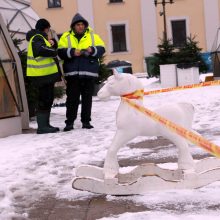 Kaunas atsisveikina su kalėdine eglute: pradėti nupuošimo darbai