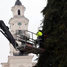 Kaunas atsisveikina su kalėdine eglute: pradėti nupuošimo darbai