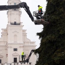 Kaunas atsisveikina su kalėdine eglute: pradėti nupuošimo darbai