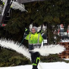 Kaunas atsisveikina su kalėdine eglute: pradėti nupuošimo darbai