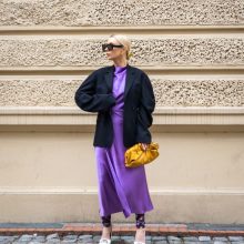Drąsu: vis dar madingas oversize švarkas puikiai derės su lengva melsvai violetine suknele. Geltona rankinė – priminimas, kad šiemet nereikia pamiršti ir kitų ryškių spalvų.