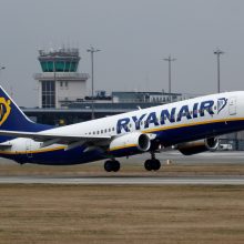 „Ryanair“ dėl koronaviruso apribojimų atšaukia daugiau skrydžių žiemą