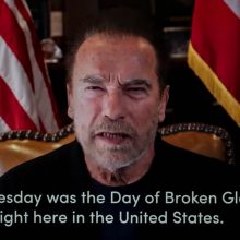 A. Schwarzeneggeris prilygino Kapitolijaus šturmą nacių pogromams
