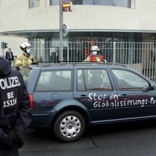 Išpuolis Berlyne: A. Merkel kanceliarijos vartus taranavo automobilis