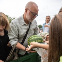 Kauniečiai neatsispyrė nemokamiems arbūzams