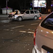 Kaune susidūrė trys automobiliai, medikų pagalbos prireikė vyrui