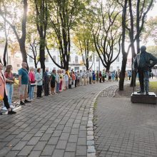 Kauniečiai kaip Baltijos kelyje susikibo už rankų