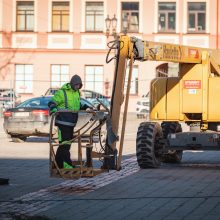 Kalėdinė eglutė Kauno Rotušės aikštėje įgauna formą