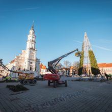 Kalėdinė eglutė Kauno Rotušės aikštėje įgauna formą