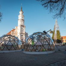 Kalėdinė eglutė Kauno Rotušės aikštėje įgauna formą