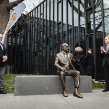 Kaune – Lietuvos krepšinio šimtmečio minėjimas, atidengta skulptūra J. Naismithui