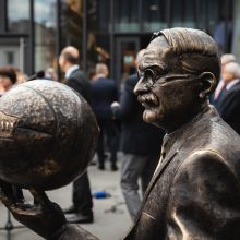 Kaune – Lietuvos krepšinio šimtmečio minėjimas, atidengta skulptūra J. Naismithui