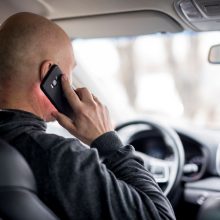 Telefonu prie vairo kalbėjęs vyras pareigūnus bandė papirkti 20 eurų kyšiu