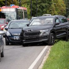 Vilniuje neblaivus vairuotojas trenkėsi į motociklą, bėgdamas apgadino dvi mašinas