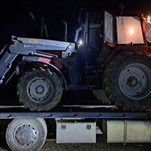 Aplinkosaugininkai iš neteisėtai nušautą šerną gabenusių medžiotojų konfiskuos traktorių