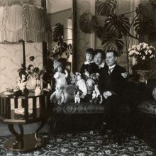 Detalės: J. Tūbelis su žmona Jadvyga ir dukra Marija Kaune, nuomojame moderniame bute, kuriame apstu gėlių ir antikvarinių baldų.