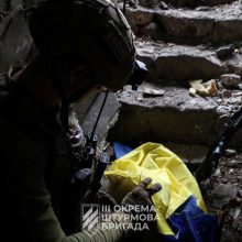 Ukraina sako pralaužusi okupantų gynybos liniją prie Bachmuto