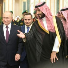 Išsikvepiant naftos kainoms, Rusijos ir Saudo Arabijos lyderiai ragina bendradarbiauti