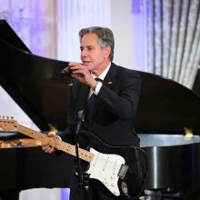 JAV valstybės sekretorius naujai muzikinės diplomatijos iniciatyvai į rankas paėmė gitarą