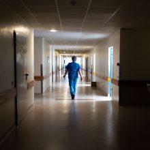 Epidemiologinė situacija blogėja: keliuose Santaros klinikų skyriuose stabdomas pacientų lankymas
