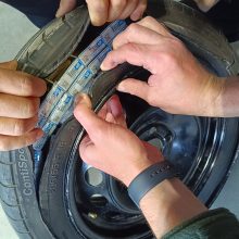 Sulaikyta rūkalų kontrabanda iš Baltarusijos: cigaretes slėpė įvairiausiose automobilio vietose