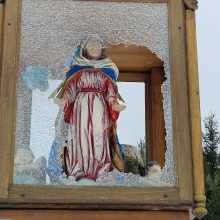 Vagims nėra nieko švento: Raseinių rajone iš koplytėlių pagrobtos dvi skulptūros