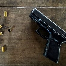 Tvarkydamas mirusio giminaičio butą vyras rado nelegalų pistoletą