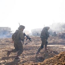 JT pareigūnas: Gazos Ruožo pietuose tankams apšaudžius JT prieglaudą, žuvo devyni žmonės