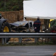 Prancūzijoje automobilis įsirėžė į protestuojančių ūkininkų kelio užkardą: per avariją žuvo moteris