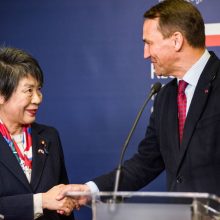 Lenkijos ir Japonijos užsienio reikalų ministrai Varšuvoje aptarė Ukrainos reikalus