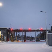 Suomija sako atversianti kelis sienos su Rusija kirtimo punktus
