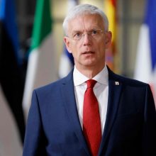 Latvijos premjeras prezidentui įteikė atsistatydinimo pareiškimą
