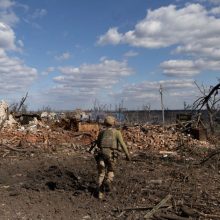 Ukraina sako per naktį numušusi virtinę okupantų dronų ir raketų