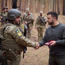 V. Zelenskis aplankė Ukrainos karius rytiniame fronte