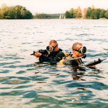 Pionieriai: vienos pirmųjų YPT kovinių plaukikų pratybos Trakų Galvės ežere. Apie 1997–1998 m.