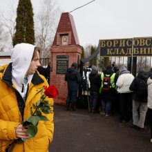 Tūkstančiai žmonių susirinko į A. Navalno laidotuves: „Mes tavęs nepamiršime!“