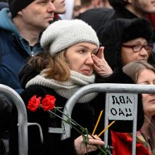 Tūkstančiai žmonių susirinko į A. Navalno laidotuves: „Mes tavęs nepamiršime!“