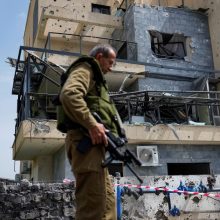 Izraelis sako tęsiantis pasirengimą karui prie Libano sienos