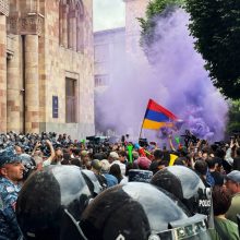 Armėnijoje apie 3 tūkst. žmonių dalyvauja proteste prieš premjerą dėl teritorinių nuolaidų