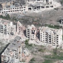 Dronų įrašuose – per rusų puolimą nuniokotas Časiv Jaras Ukrainoje