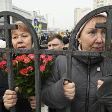 Tūkstančiai žmonių susirinko į A. Navalno laidotuves: „Mes tavęs nepamiršime!“