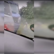 Kretingoje – šokiruojantis nuotykis: vyras tuštinosi šalia automobilio