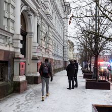 Išdaužti pastato, kuriame įsikūrę Vilniaus teismai, durų stiklai