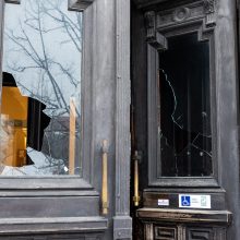 Išdaužti pastato, kuriame įsikūrę Vilniaus teismai, durų stiklai