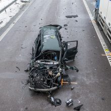 Dėl slidžios kelio dangos – didžiulė avarija kelyje A2: eismas atnaujintas