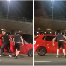 Tragikomiški vaizdai naktiniame Vilniuje: įsisiautėję vyrai iš automobilio tempė keleivius