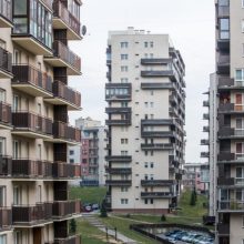 Ekspertas: jaunos poros ir kiti žmonės bando įsigyti bent kokį stogą virš galvos